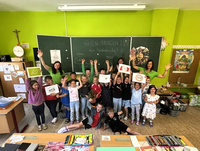 Die Kinder der ersten beiden Klassen mit den Bäuerinnen Anna Maurer (l.), Andrea Prinz (Mitte) &amp; Kathi Vogl (r.) | Foto: Bäuerinnen Groß Gerungs