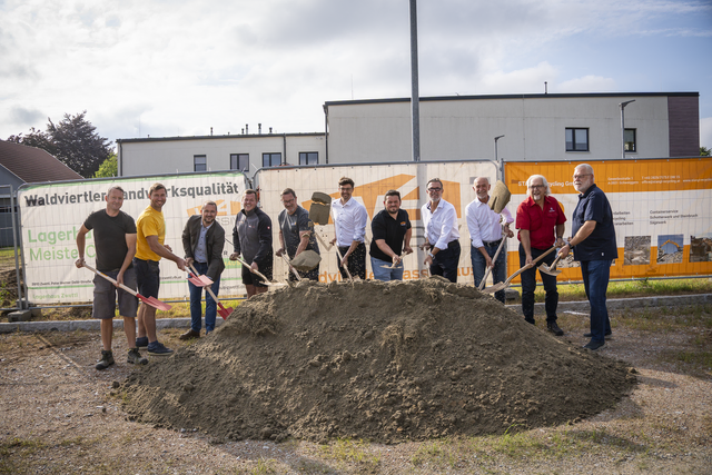 Martin Holzmüller (Mitarbeiter Bauhof Schweiggers), Andreas Holzmüller (Gemeinderat Schweiggers), Bmstr. Ing. Anton Dirnberger (SPL Meistercenter), Alexander Prinz (Vorarbeiter Baumeister), Ing. Bernhard Krettek (Geschäftsführer Fa. Stangl Erdbau), Clemens Fritz (Sparkasse Weitra), Jonas Göschl (Projektleitung), Dipl.-Ing. Mario Tauchmann (Auftraggeber), Josef Schaden (Bürgermeister Schweiggers), Andreas Smutka (Geschäftsführer Fa. Smutka Installationen), Karl Pollak (Technischer Assistent der Geschäftsleitung Ing. Dr. Tauchmann). | Foto: Lagerhaus