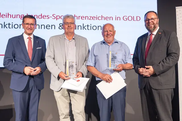 Wirtschafts- und Sport-Landesrat Markus Achleitner (li.) sowie Landtagsabgeordneter Tobias Höglinger (re.) mit Manfred Degelsegger von der Sportunion Windischgarsten und Karl Heinz Strauß (2.v.li.) von der Sportunion Pettenbach.  | Foto: Land OÖ/Kauder