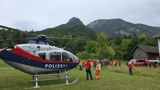Die Einsatzkräfte wurden mit einem Hubschrauber des Innenministeriums direkt zum Einsatzort auf dem Hohen Sarstein geflogen. | Foto: FF St. Agatha