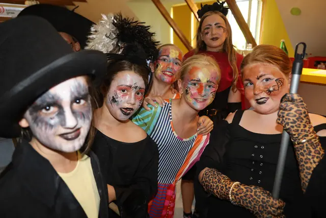 Die „Ursis Theaterflöhe“ der Volksschule Gnas begeisterten mit dem Stück „Auf die Besen – fertig, los!“ | Foto: Johann Schleich