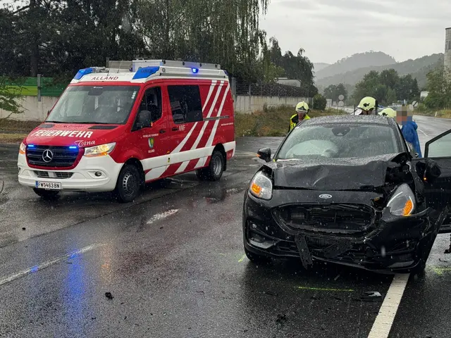 Das zerstörte Auto wurde von der Feuerwehr abtransportiert. | Foto: FF Alland