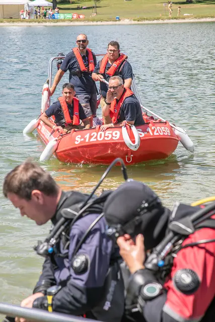 Insgesamt präsentierten sich am Badesee in Liefering zehn Vereine. Zum Schnuppern für die Besucherinnen und Besucher gab es Tauchen, Riversurfing, Rudern, Triathlon, Schwimmen, Synchronschwimmen, Wasserball, Stand-up-Paddling, Wildwasserkajak und Kanupolo. | Foto: Stadt Salzburg/Anna Pirato