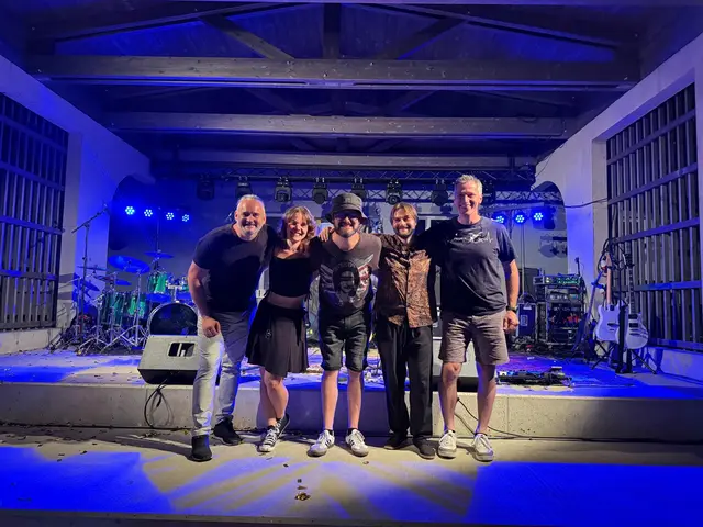 Die Band „Rock DJ“ sorgte am Peter &amp; Paul Platz in Gamlitz für beste Stimmung und begeisterte das Publikum mit einem energiegeladenen Live-Auftritt. | Foto: Marktgemeinde
