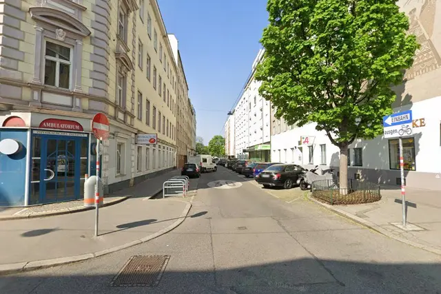 Die Brigittagasse ist, mit wenigen Ausnahmen, fast durchgehend mit Parkplätzen durchzogen. | Foto: Google Maps