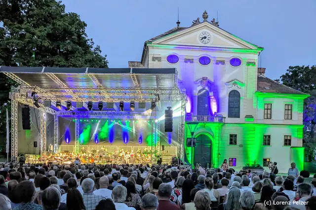 Schloss Kirchstetten bietet auch heuer wieder Oper, Open-Air-Konzerte, Austropop und Kabarett vor historischer Kulisse. | Foto: Pelzer