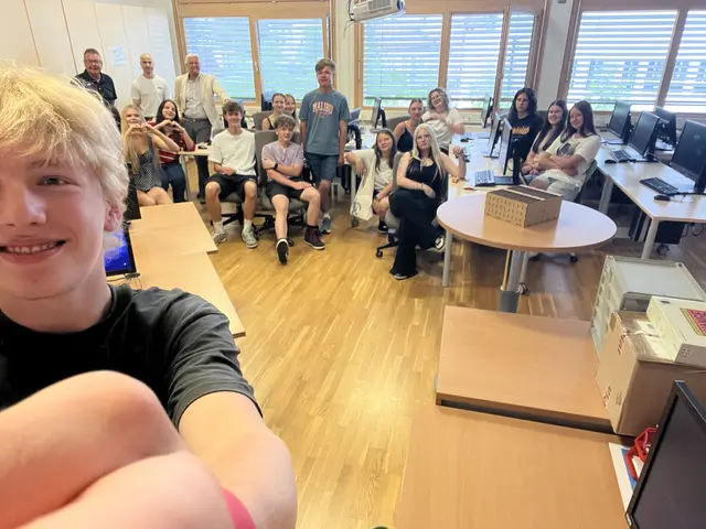 Erfolgreiche Gruppe mit Team im Hintergrund
