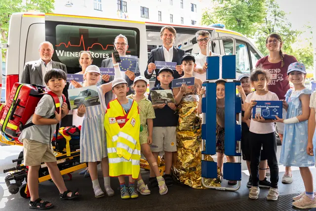 v.l.n.r. (2. Reihe): Nikolaus Angermayr / Geschäftsführer der Mediaguide GmbH und Initiator des Kindergesundheitstags, Gabriele Jaksch / Präsidentin MTD Austria, Rudolf Schmitzberger / Facharzt für Kinder- und Jugendheilkunde und Leiter des Impfreferats der Österreichischen Ärztekammer und SVS-Obmann Peter Lehner | Foto: scheer a moment / moritz scheer