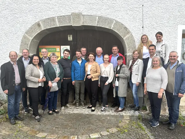 Landesrätin Michaela Langer-Weninger besuchte gemeinsam mit einigen bäuerlichen Vertretern den Biokräuterhof Aufreiter in Alberndorf. | Foto: ÖVP UU