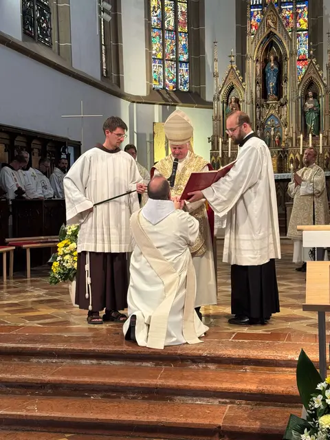Der Marchtrenker Raphael Bergmann erhielt in der Welser Stadtpfarrkirche die Priesterweihe. | Foto: Stadtpfarre Wels/Oppitz