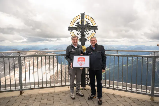 Die beiden Geschäftsführer der Tiroler Zugspitzbahn: Franz und Klaus Dengg (v.l.). | Foto: Tiroler Zugspitzbahn / Franz Oss