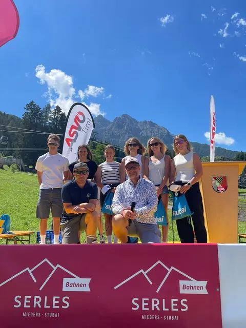 Die Skisportler mit TSV-Cheftraner und SV Mieders-Obmann | Foto: SV Mieders