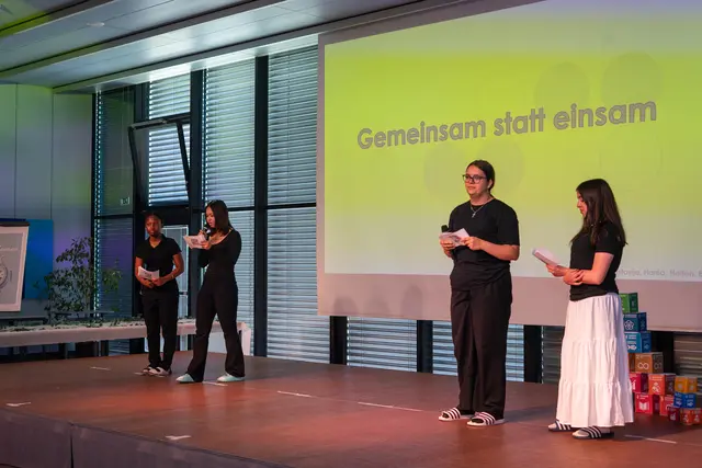 vlnr: Hellen AnsahAcquah, Hanie Jafari, Anastasija Stanojlovic, Beyza Gündogdu