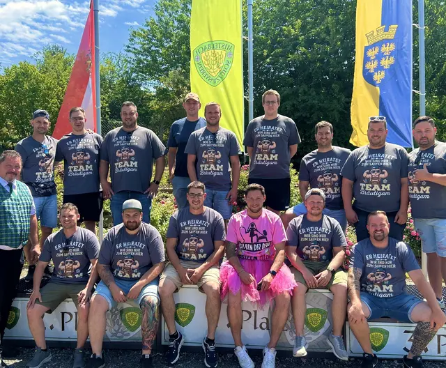 Oberschützenmeister Josef Kohzina, am Podest stehend – Mario Pöschl, Raphael Kroupa, Roman Gindl, Bernhard Gaß, Patrick Schweng, Tobias Liebherth, Simon Rossak, Andreas Bartosch, Markus Neuhuber, davor sitzend – Patrick Kleedorfer, Dominik Hajek, Florian Kurz, Stephan Bittmann, Thomas Lampl und Markus Hörwein. | Foto: Schützenverein-Mistelbach 
