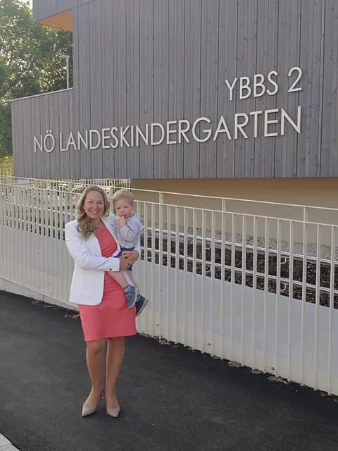 Landtagsabgeordnete Silke Dammerer vor dem Landeskindergarten in Ybbs. | Foto: VP Bezirk Melk