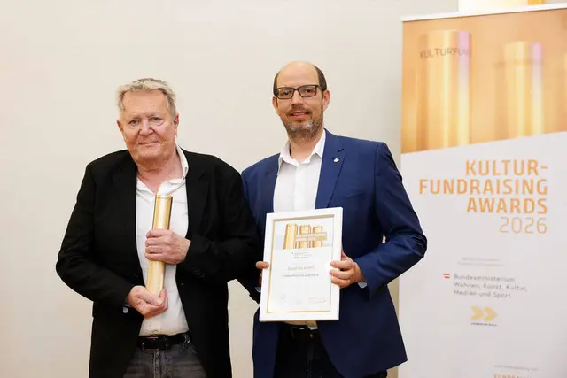 Andreas Zeugswetter und Stadtrat
Stefan Jungwirth. Das Mondscheinkino Eggenburg wurde mit dem Österreichischen Kulturfundraising Award 2026 in der Kategorie „Small, but Smart“ prämiert.  | Foto: Sima Prodinger