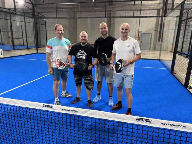 Andreas Maier, Christian Janker, Manuel Fahrngruber mit Gründer und Teilhaber von Padel STP, Lukas Hofstetter. | Foto: Tanja Handlfinger