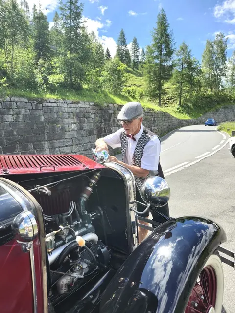 Hannes Schmid hantiert hier am Verschluss des Kühlers.  | Foto: Hannes Schmid