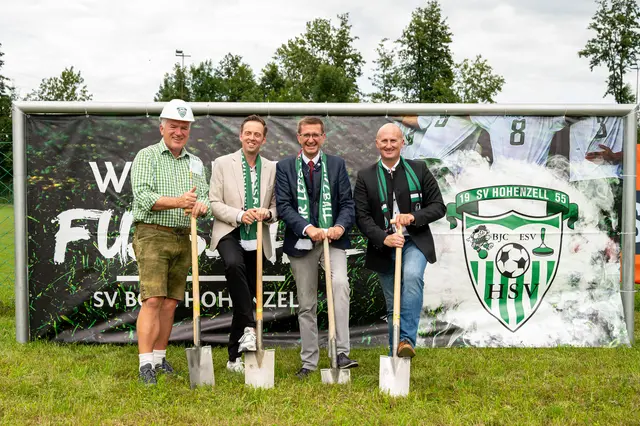 SV Hohenzell-Obmann Josef Miesenberger, SVR-Präsident Thomas Gahleitner, Sportlandesrat Markus Achleitner, Bürgermeister Thomas Priewasser. | Foto: SV Bögl Hohenzell
