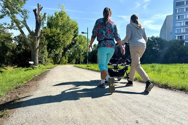 Verstaubte Räder, Schuhe und Büsche: Ein Liesinger sieht beim Belag am Liesingbachradweg Handlungsbedarf. | Foto: BV23/E. Genitheim
