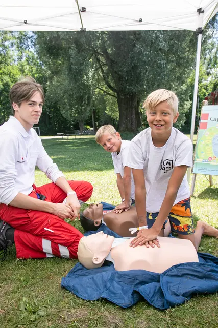 Insgesamt präsentierten sich am Badesee in Liefering zehn Vereine. Zum Schnuppern für die Besucherinnen und Besucher gab es Tauchen, Riversurfing, Rudern, Triathlon, Schwimmen, Synchronschwimmen, Wasserball, Stand-up-Paddling, Wildwasserkajak und Kanupolo. | Foto: Stadt Salzburg/Anna Pirato