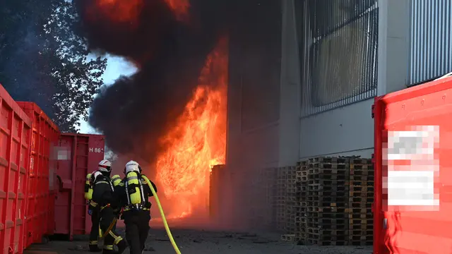 Ein Großbrand sorgte für Alarmstufe 4 bei einem Wiener Entsorgungsbetrieb. Jetzt scheint die Quelle der Flammen wohl gefunden zu sein. | Foto: Stadt Wien | Feuerwehr