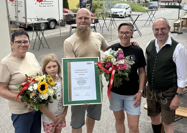 Andreas Schlemmer (r.) gratulierte der Familie seitens der Wirtschaftskammer-Regionalstelle Weiz. | Foto: WKO