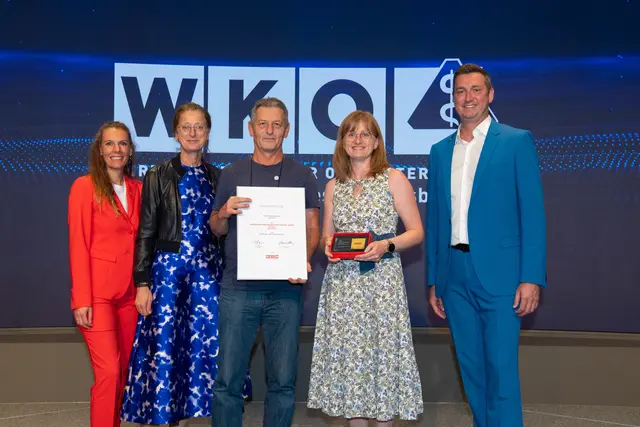 Fachgruppengeschäftsführerin Monika Nowotny (l.) und Innungsmeister Michael Wögerer (r.) ehrten die Mobilitätsservice Rehatechnik Rammer GmbH aus Mauthausen für 25 Jahre Mitgliedschaft im Branchenverbund. | Foto: Tatiana Böcksteiner/cityfoto