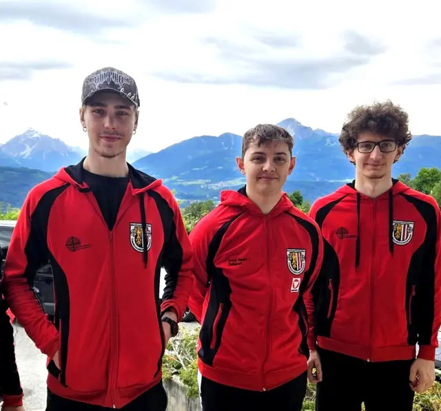 Der Österreichische 10 m Armbrust Vize Meister Fabian Steinkellner aus Pabneukirchen mit seinen Mannschaftskollegen Lorenz Egger, Naarn, und Daniel Mayrhofer, Pabneukirchen. Gemeinsam gewann man für OÖ Mannschaftsgold in der U 23 und fährt zur Armbrust EM nach Frankreich.   | Foto: Regina Time