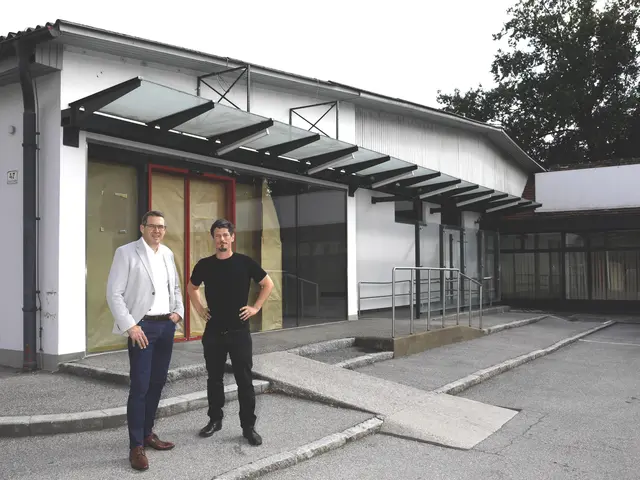Bürgermeister Markus Vogl und SPÖ Münichholz Vorsitzender Stephan Rosinger vor ehemaligen Billa-Standort.