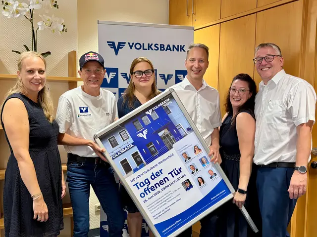 Bernadette Eber, Skisprung-Legende Andi Goldberger, Leiterin Veronika Dietrich, Regionaldirektor Wolfgang M. Weidinger, Manuela Winkler und Günther Schnopfhagen. | Foto: Markus Kahrer