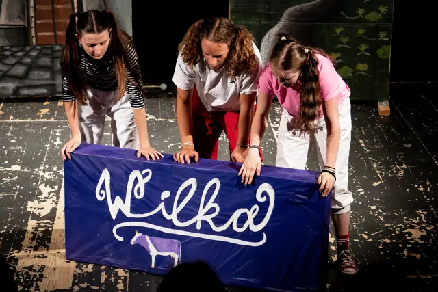 Mit beeindruckendem Schauspiel, kreativen Musikeinlagen, aufwendigen Bühnenbildern und viel Herzblut gelang es den Schülerinnen und Schülern, die Welt von Willy Wonka zum Leben zu erwecken.  | Foto: BG/BRG Stainach