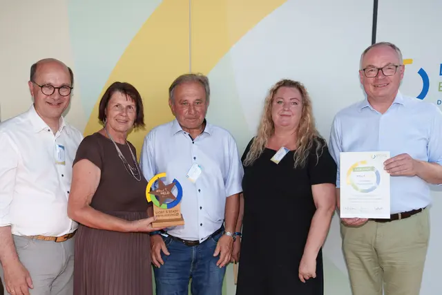 Gemeindebundpräsident Johannes Pressl, Obfrau des Vereins der NÖ Dorf- und Stadterneuerung Maria Forstner, Johann Ramharter, Bürgermeisterin Claudia Allram und LH-Stellvertreter Stephan Pernkopf. | Foto: Josef Bollwein