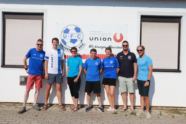 Sportunion-Vizepräsidentin Anita Rongitsch (3.v.l.) und Vorstandsmitglied Patrick Oberroither (re.) übergaben die neue Vereinstafel mit SPORTUNION-Logo an den UFC Weiden am See.  | Foto: Sportunion Burgenland