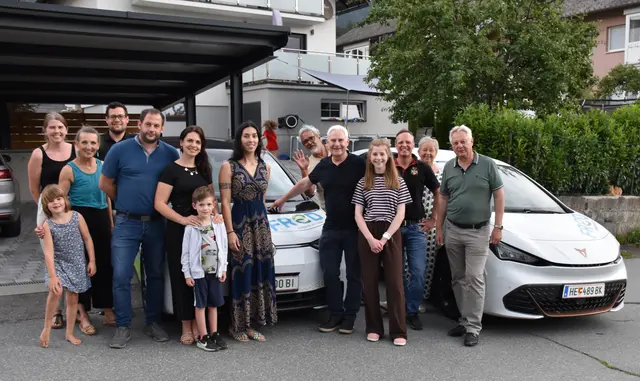 Projektinitiatoren Nina Fábián und Franz Gerhard Patterer besuchen gemeinsam mit Bürgermeister Leopold Astner die Teilnehmerinnen des Carsharing-Standorts in Hermagor.  | Foto: KEM Karnische Energie