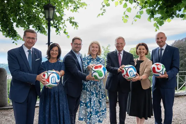 Landesrat Markus Achleitner, Klubobfrau Margit Angerlehner, Landesgeschäftsführer Florian Hiegelsberger, Landeshauptmann-Stv. Christine Haberlander, Landeshauptmann Thomas Stelzer, Landesrätin Michaela Langer-Weninger und Landesrat Christian Dörfel  | Foto: OÖVP