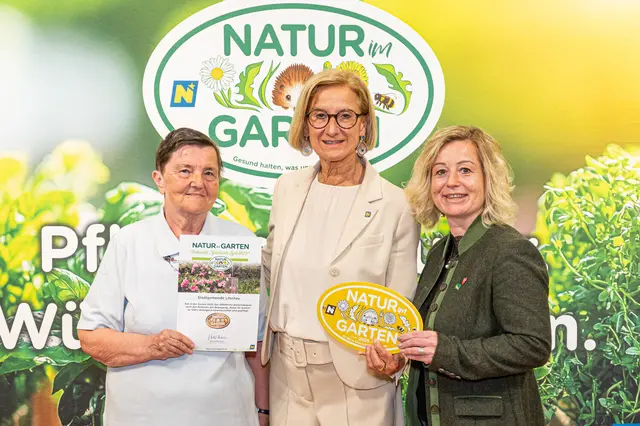 Litschau: Herta Pöschl (Ehrenamt Blumenpflege), Landeshauptfrau Johanna Mikl-Leitner und Gemeinderätin Nicole Auer. | Foto: J. Ehn