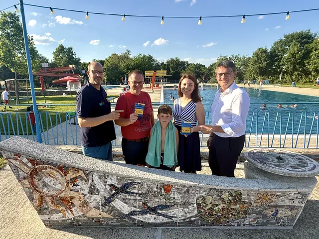 Schon lange nutzen Gerald und Stefanie Graf mit Sohn Georg die NÖ-Card und das schöne Freibad in Eggenburg. Das freut Stadtrat Stefan Jungwirth (li.) und Landtagsabgeordneten. Franz Linsbauer (re.). | Foto: Herbert Gschweidl