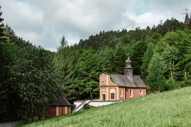 Die Wallfahrtskapelle Maria Larch bei Terfens – ein stiller Kraftort inmitten von Wald und Wiesen | Foto: Michael Winkler