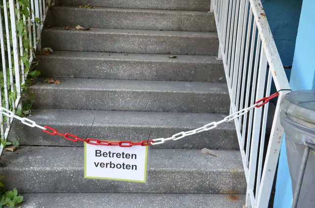 Hinter der Fassade bröckelt es.