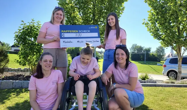 Das Team des Kinderbasars Vichtenstein übergab Mitte Juni 2026 eine Spende von 700 Euro an die Familie der kleinen Miriam aus Münzkirchen.  | Foto: Eva Pretzl