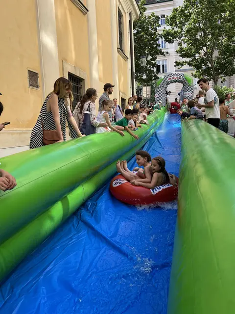 Lachen, Wasser, Sonnenschein und jede Menge Vorfreude auf die Ferien – bessere Zutaten für den letzten Schultag vor den Ferien hätte es wohl kaum geben können. | Foto: BV7