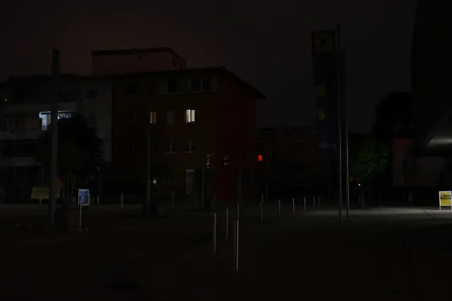 In der Nacht auf Dienstag, 7. Juli, gingen in Teilen von Thalheim die Lichter aus – dafür leuchteten die Warnanlagen. | Foto: laumat.at