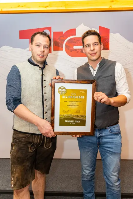 Lorenz und Michael Hundsbichler freuen sich über die Auszeichnung zum „Bewusst Tirol“ Bezirkssieger 2025. | Foto: Agrarmarketing Tirol GmbH