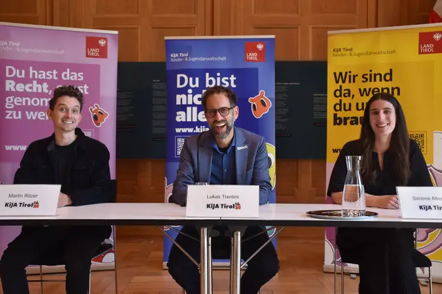 Von links: Martin Ritzer, Lukas Trentini und Simone Altenberger präsentierten den Tätigkeitsbericht der Kinder- und Jugendanwaltschaft Tirol 2024/25. | Foto: KiJA Tirol/Öfner
