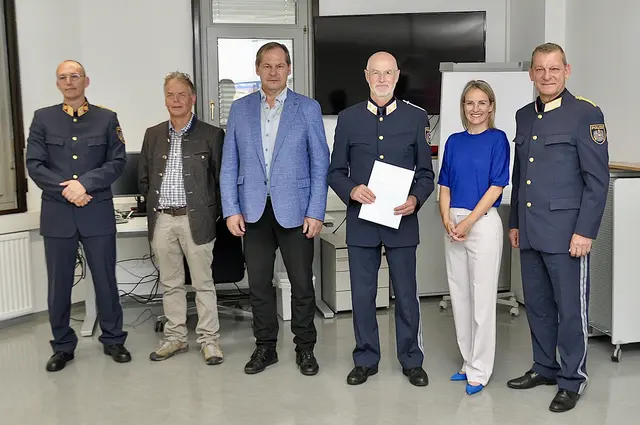 Bezirkspolizeikommandant Michael Jaufer, Vertreter der Gemeinde Matrei Christoph Köll, Chefinspektor i.R. Erich Gliber, Chefinspektor Klaus Hanser, Bezirkshauptfrau-Stv. Mira Unterkreuter und Landespolizeidirektor Helmut Tomac (v.l.). | Foto: LPD Tirol/Bernhard Gruber