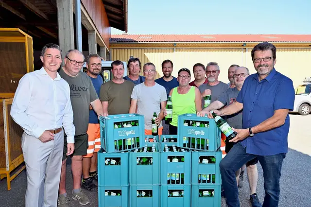 Matthias Pithan, Norbert Beck (Personalvertreter), Roland Schröder, Jürgen Grecher, Gerhard Bock, Christian Erlinger, David Kühhas, Kurt Kernstock, Johannes Strommer (Wirtschaftshofleiter), Gerold Singer, Norbert Frey, Christian Jerabek und Bürgermeister Gerhard Lentschig. | Foto: Gabriele Hohenegger