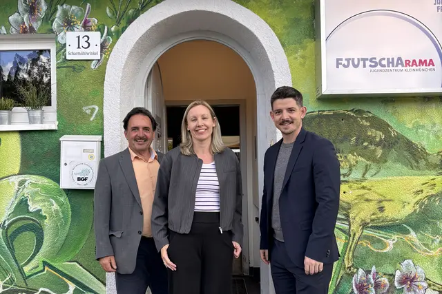 Bei einem Besuch im Jugendzentrum Fjutscharama in Kleinmünchen (von links): Geschäftsführer Erich Wahl, Vizebürgermeisterin Karin Leitner (SPÖ) und KJS-Direktor Daniel Hagendorf | Foto: Stadt Linz