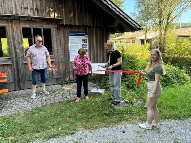Petra Mies und Carola Saletmayr eröffneten den Bieneninformationspfad für die Öffentlichkeit. | Foto: Gemeinde Gurten