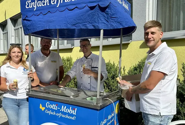 Gemeinderätin Jasmin Edlinger, Gemeinderat Christian Dangl, Stadtrat Michael Franz und Gemeiderat Christian Mayer (v.l.) verteilten Eis. | Foto: FPÖ